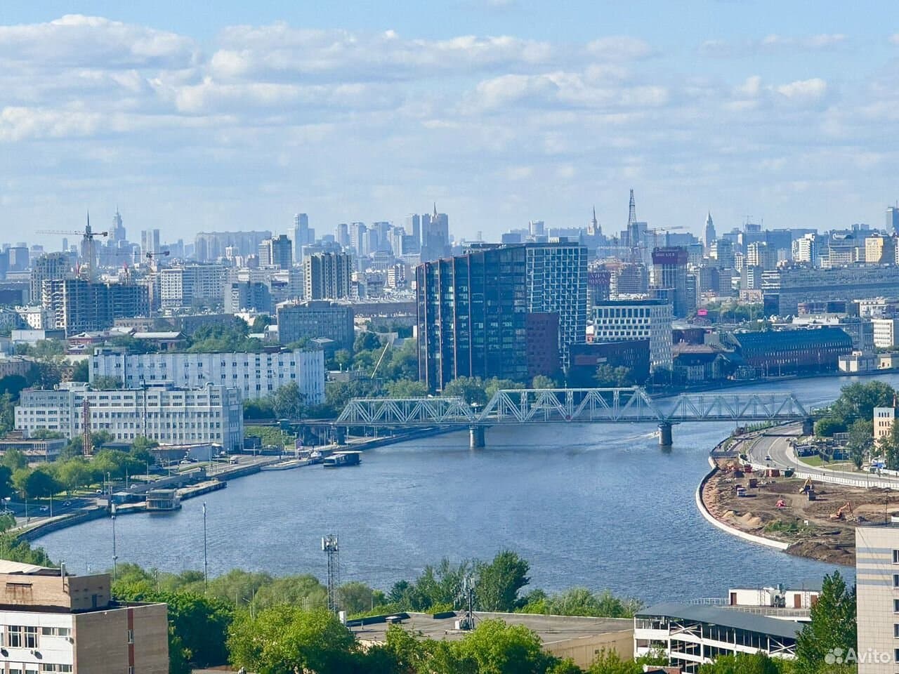 Студия у метро Коломенская с видом на реку